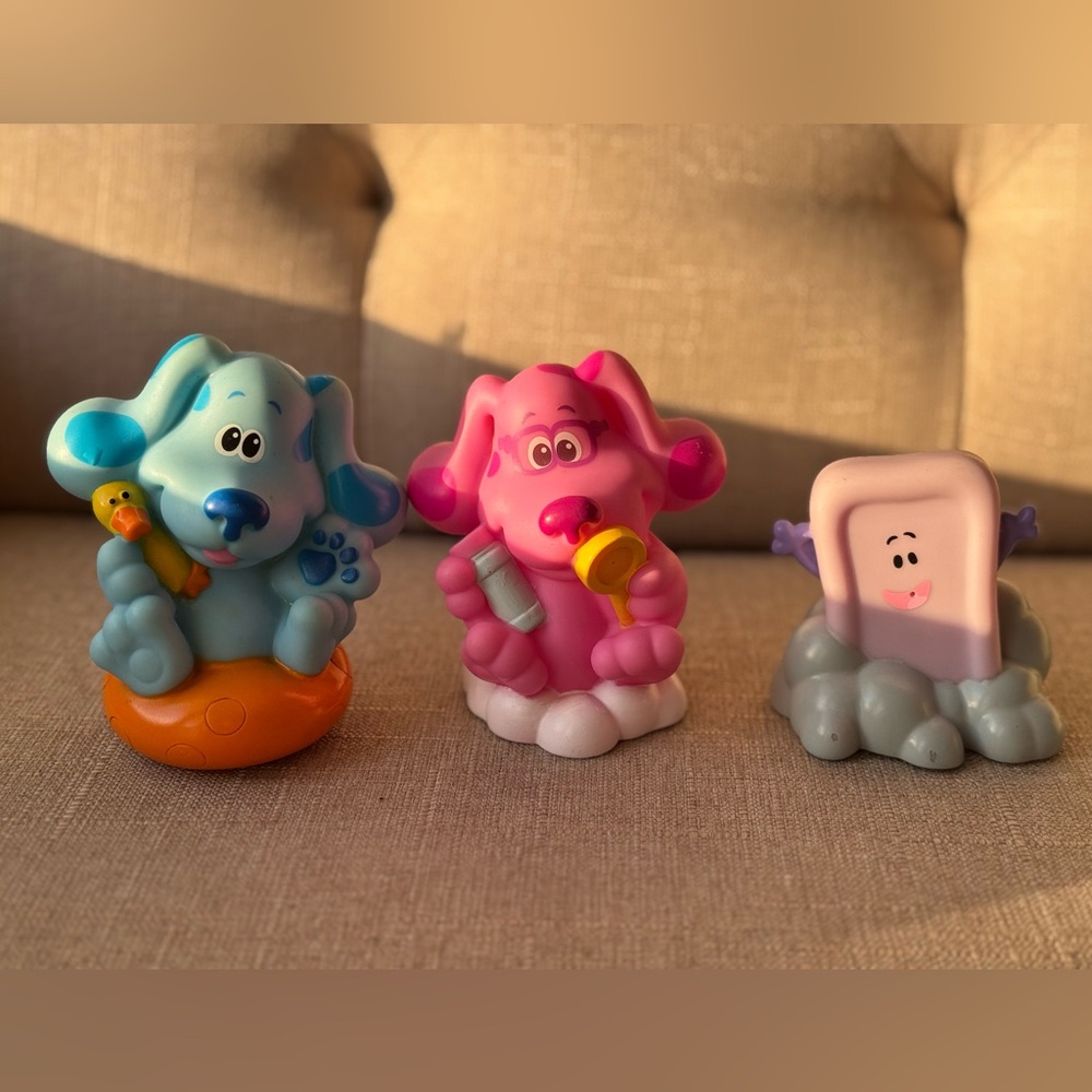 Blues Clues & You !Nick Jr. Blue, Magenta and slippery soap plastic 3” bath toys